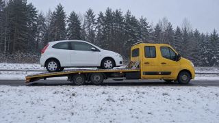 Auto na lawecie zimą – wymiana koła i pomoc drogowa Rumia