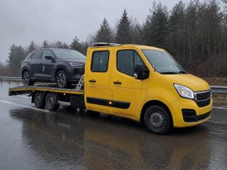 Holowanie SUV-a w deszczu – Rumia