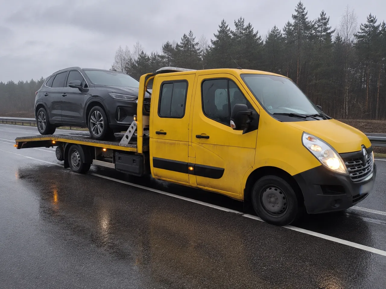 Czarny SUV na lawecie – transport pojazdów RUMIK-HOL Rumia