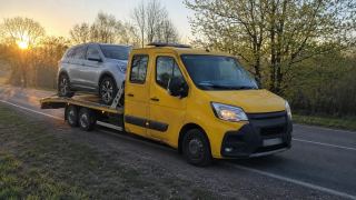 Laweta z SUV-em na platformie o wschodzie słońca – Rumia