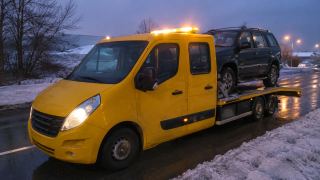 SUV na lawecie nocą – dowóz paliwa Rumia