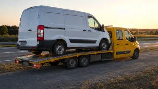 Transport busa o zachodzie słońca – pomoc drogowa S6 pod Rumią
