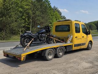 Transport motocykla na lawecie latem – Rumia