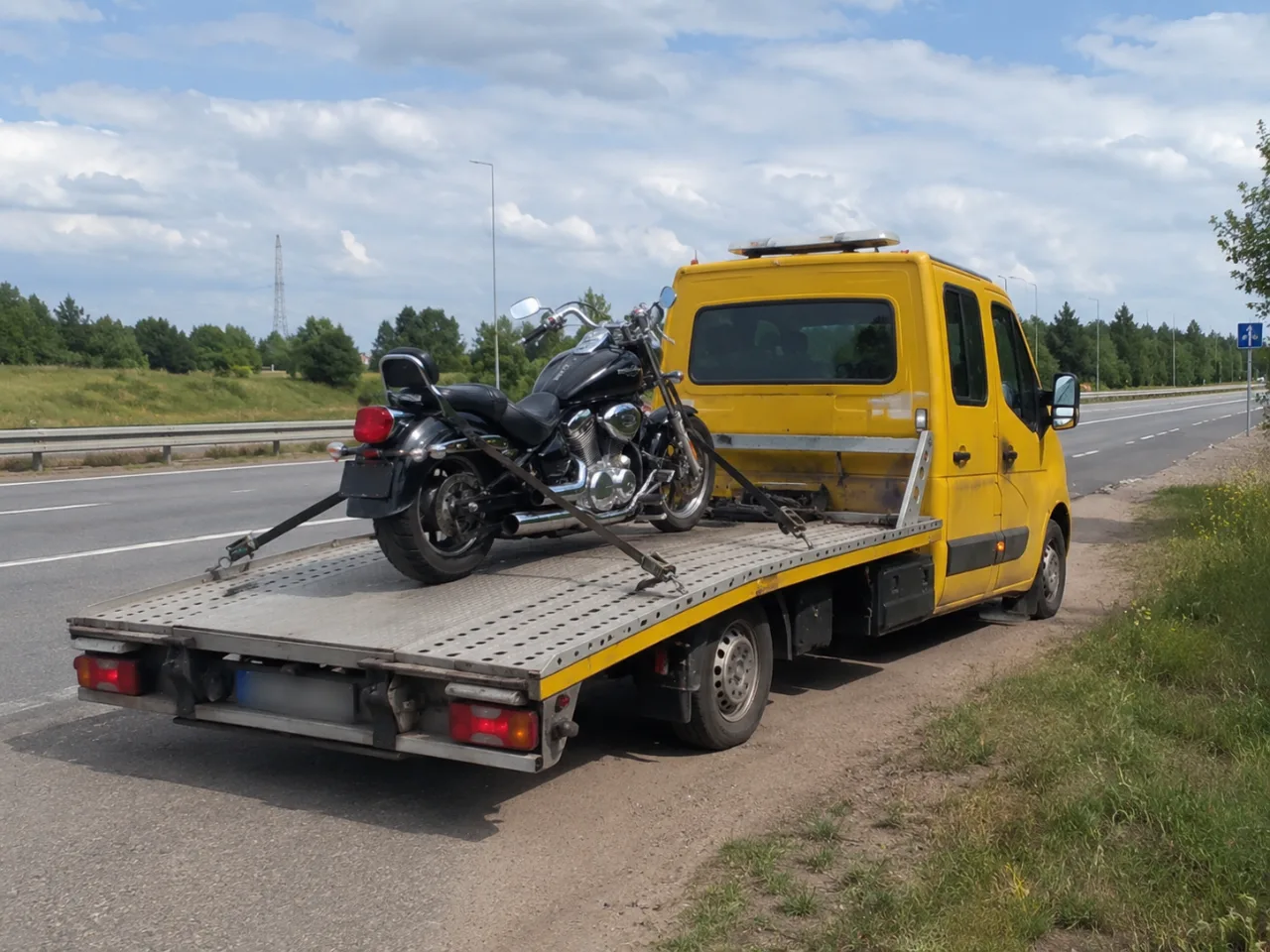 Motocykl przygotowany do transportu przy drodze – RUMIK-HOL Rumia