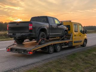 Transport pojazdu o zachodzie słońca – Rumia